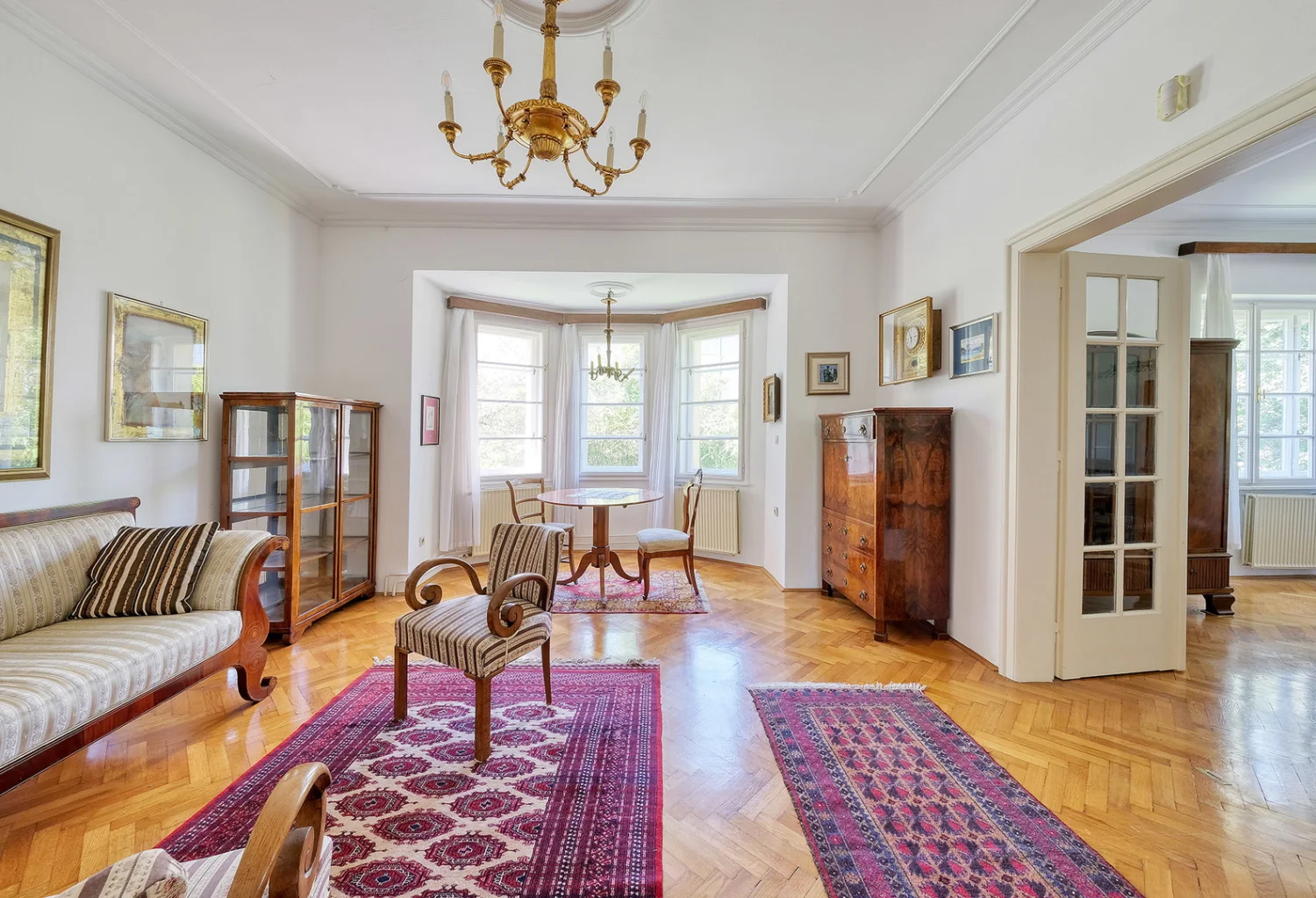 Prostorna in lepo prenovljena meščanska vila