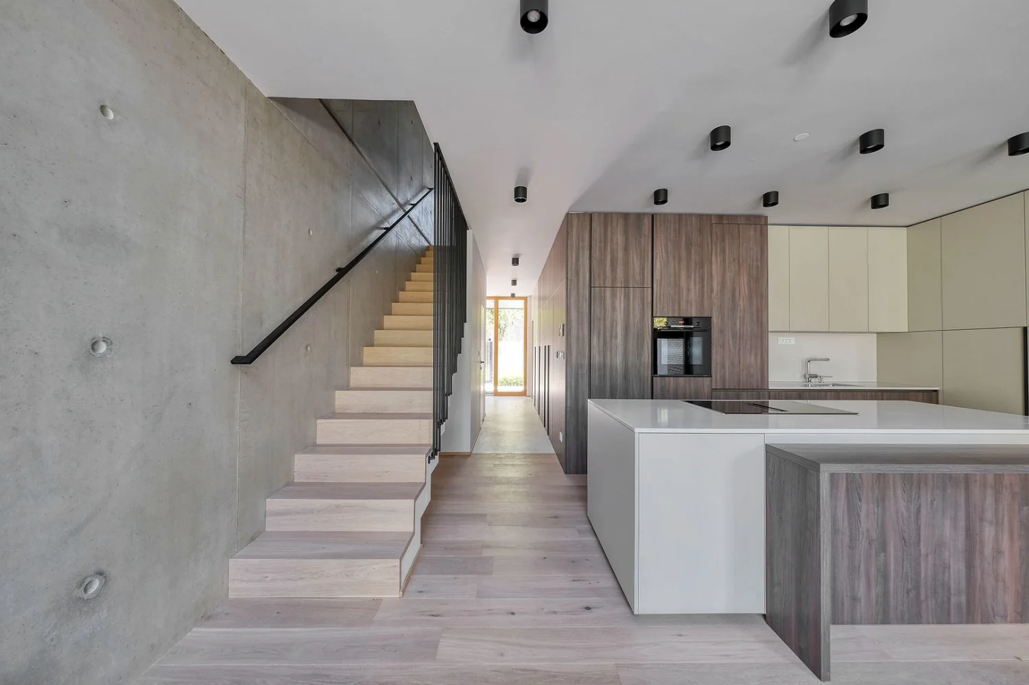 Arhitekturno dovršena vrstna hiša v Trnovem